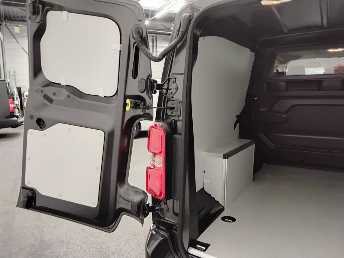 Opel Vivaro Opel Vivaro 1.5 Diesel 120pk L3 Dubbele Cabine Apple Carplay /  Android Auto Parkeersensoren V+A Trekhaak Camera Navigatie Cruise Control LED koplampen houten afwerking laadruimte