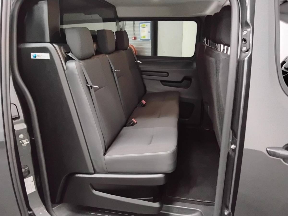 Opel Vivaro Opel Vivaro 1.5 Diesel 120pk L3 Dubbele Cabine Apple Carplay /  Android Auto Parkeersensoren V+A Trekhaak Camera Navigatie Cruise Control LED koplampen houten afwerking laadruimte