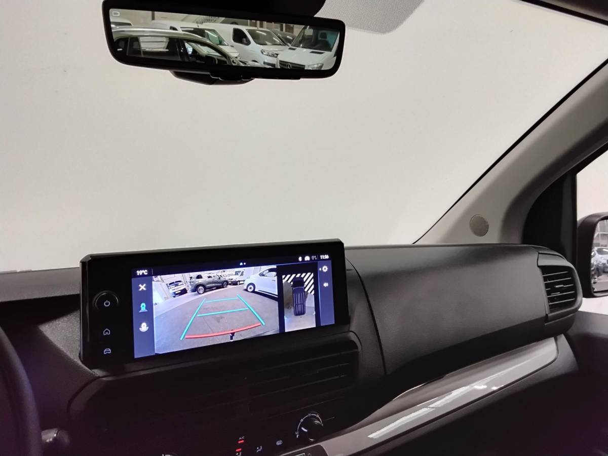 Opel Vivaro Opel Vivaro 1.5 Diesel 120pk L3 Dubbele Cabine Apple Carplay /  Android Auto Parkeersensoren V+A Trekhaak Camera Navigatie Cruise Control LED koplampen houten afwerking laadruimte