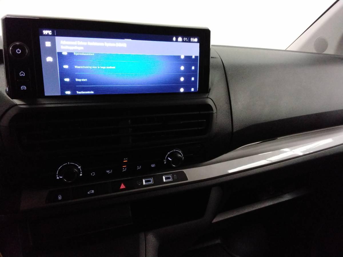 Opel Vivaro Opel Vivaro 1.5 Diesel 120pk L3 Dubbele Cabine Apple Carplay /  Android Auto Parkeersensoren V+A Trekhaak Camera Navigatie Cruise Control LED koplampen houten afwerking laadruimte