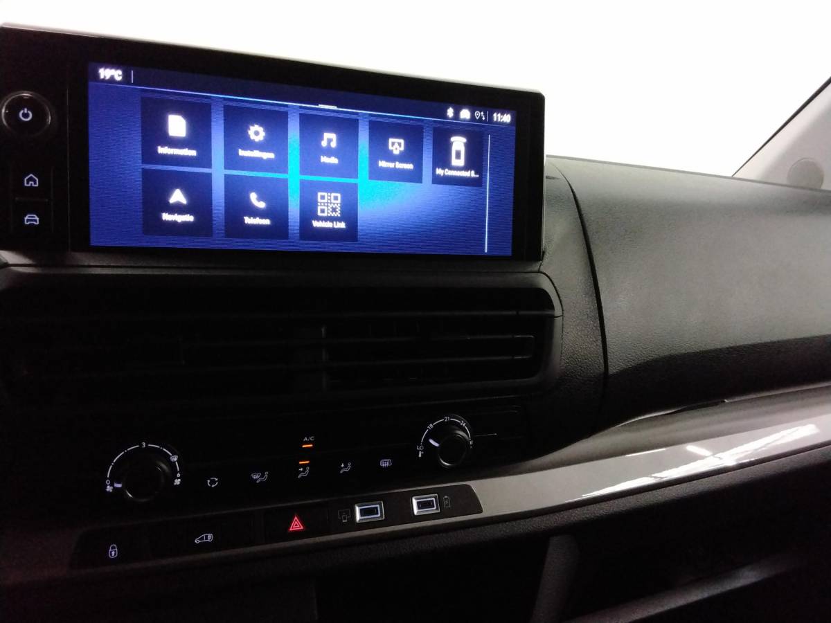 Opel Vivaro Opel Vivaro 1.5 Diesel 120pk L3 Dubbele Cabine Apple Carplay /  Android Auto Parkeersensoren V+A Trekhaak Camera Navigatie Cruise Control LED koplampen houten afwerking laadruimte