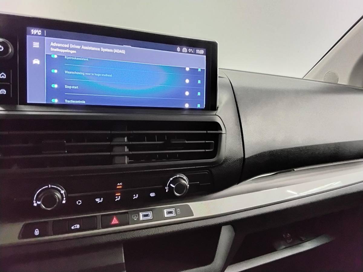 Opel Vivaro Opel Vivaro 1.5 Diesel 120pk L3 Dubbele Cabine Apple Carplay /  Android Auto Parkeersensoren V+A Trekhaak Camera Navigatie Cruise Control LED koplampen houten afwerking laadruimte