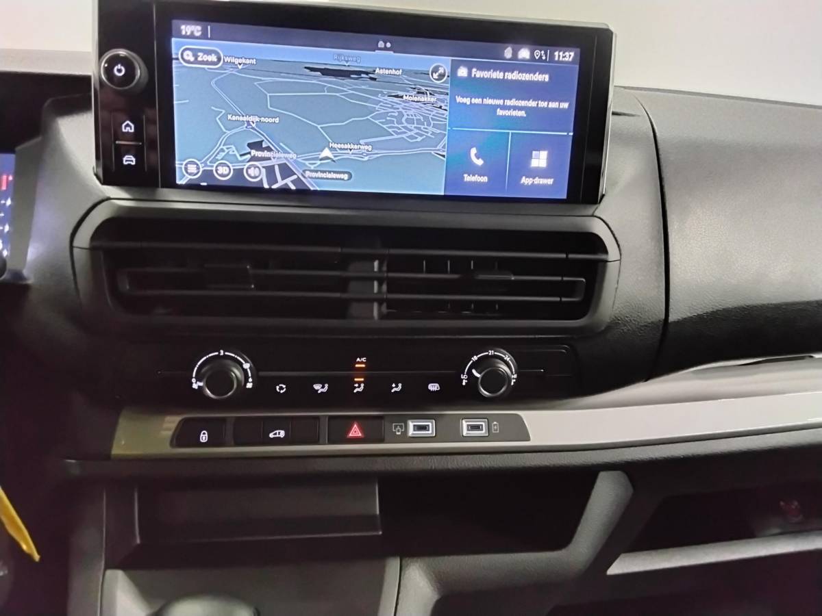 Opel Vivaro Opel Vivaro 1.5 Diesel 120pk L3 Dubbele Cabine Apple Carplay /  Android Auto Parkeersensoren V+A Trekhaak Camera Navigatie Cruise Control LED koplampen houten afwerking laadruimte