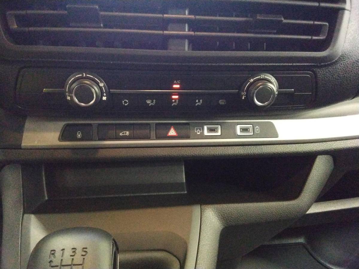 Opel Vivaro Opel Vivaro 1.5 Diesel 120pk L3 Dubbele Cabine Apple Carplay /  Android Auto Parkeersensoren V+A Trekhaak Camera Navigatie Cruise Control LED koplampen houten afwerking laadruimte