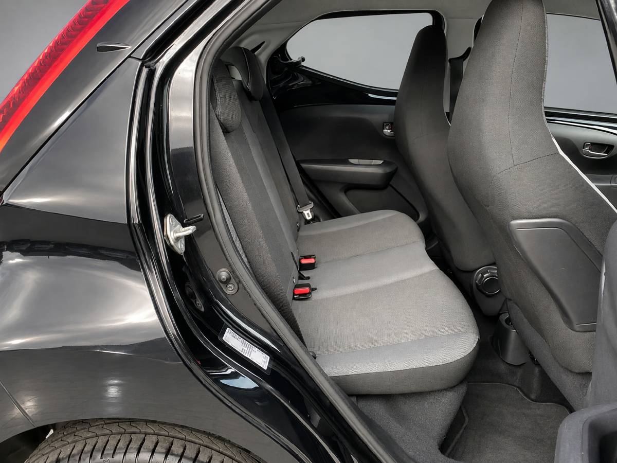 Toyota Aygo Toyota Aygo 1.0 VVT-i X-Play | 1e eigenaar | dealer onderh. | apple carplay-android auto | camera | BTW auto