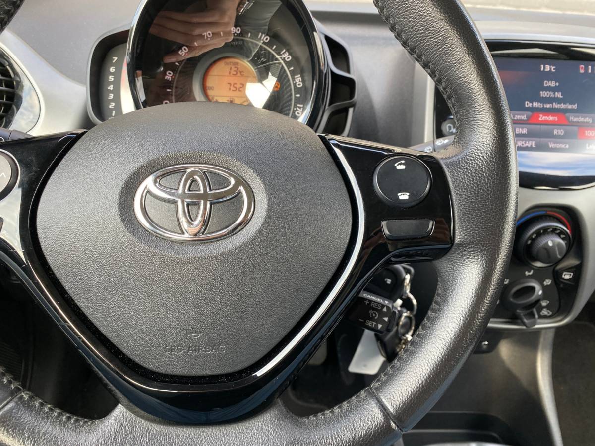Toyota Aygo Toyota Aygo 1.0 VVT-i X-Play | 1e eigenaar | dealer onderh. | apple carplay-android auto | camera | BTW auto