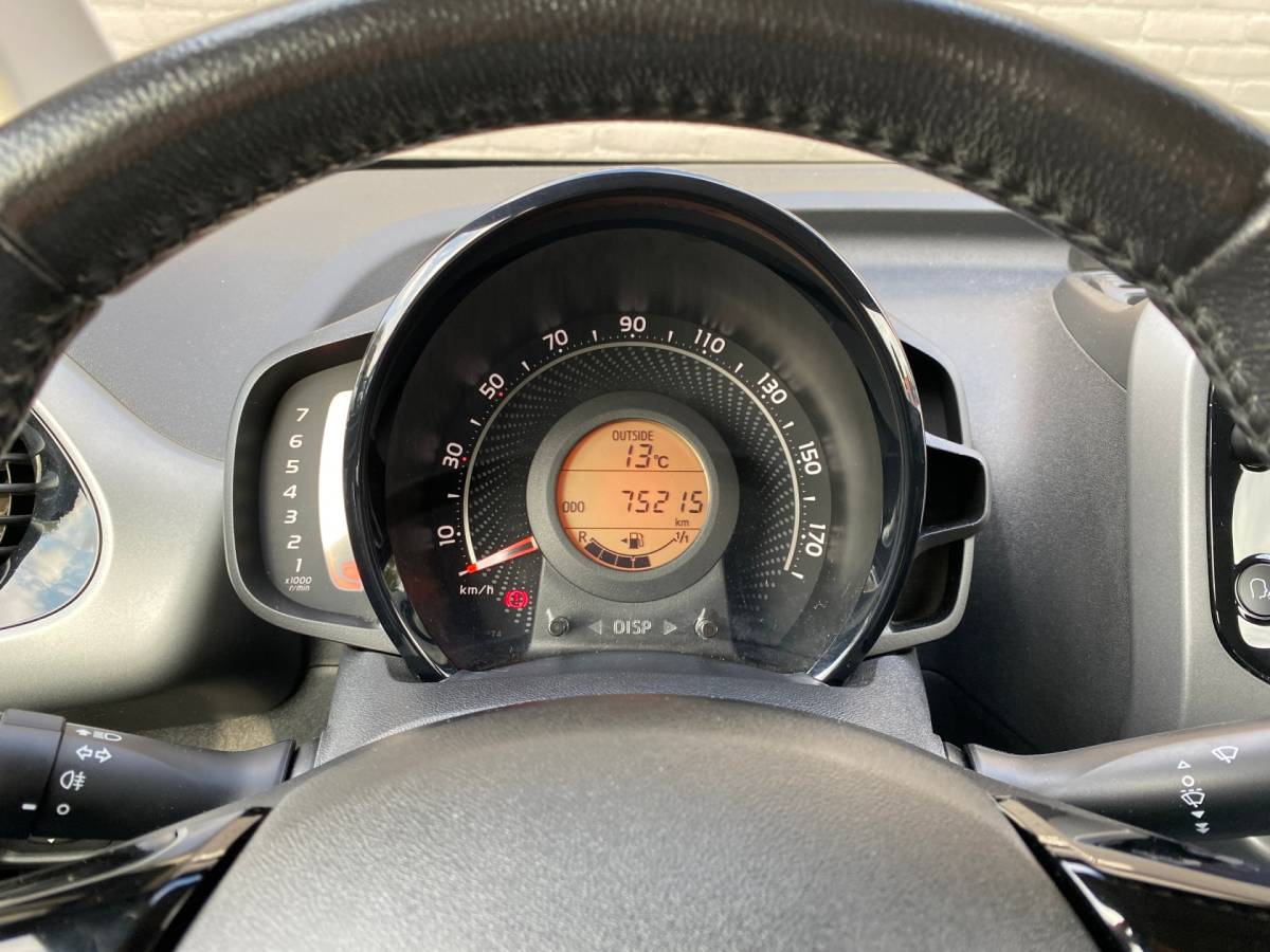 Toyota Aygo Toyota Aygo 1.0 VVT-i X-Play | 1e eigenaar | dealer onderh. | apple carplay-android auto | camera | BTW auto