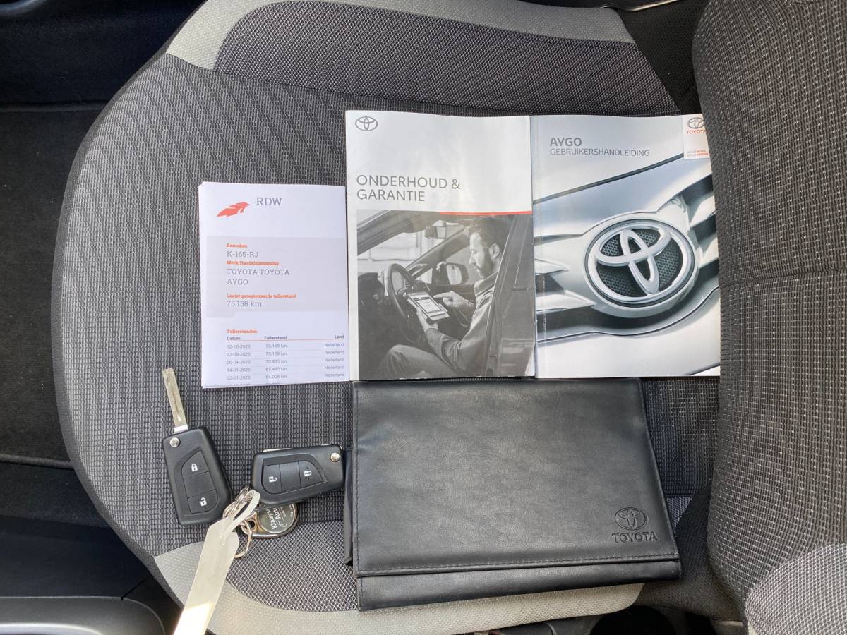 Toyota Aygo Toyota Aygo 1.0 VVT-i X-Play | 1e eigenaar | dealer onderh. | apple carplay-android auto | camera | BTW auto