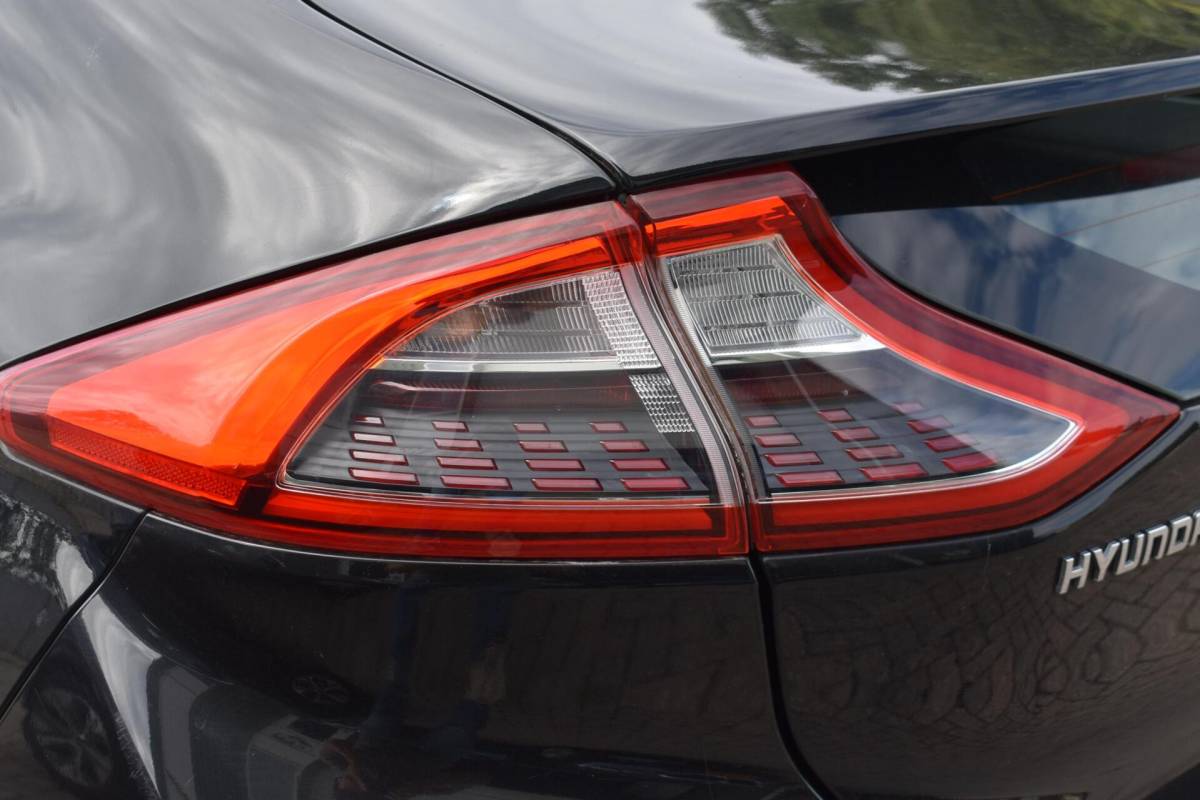 Hyundai IONIQ Hyundai IONIQ Premium EV | 100% SoH | Schuifdak | Leder | Memory | Infinity |