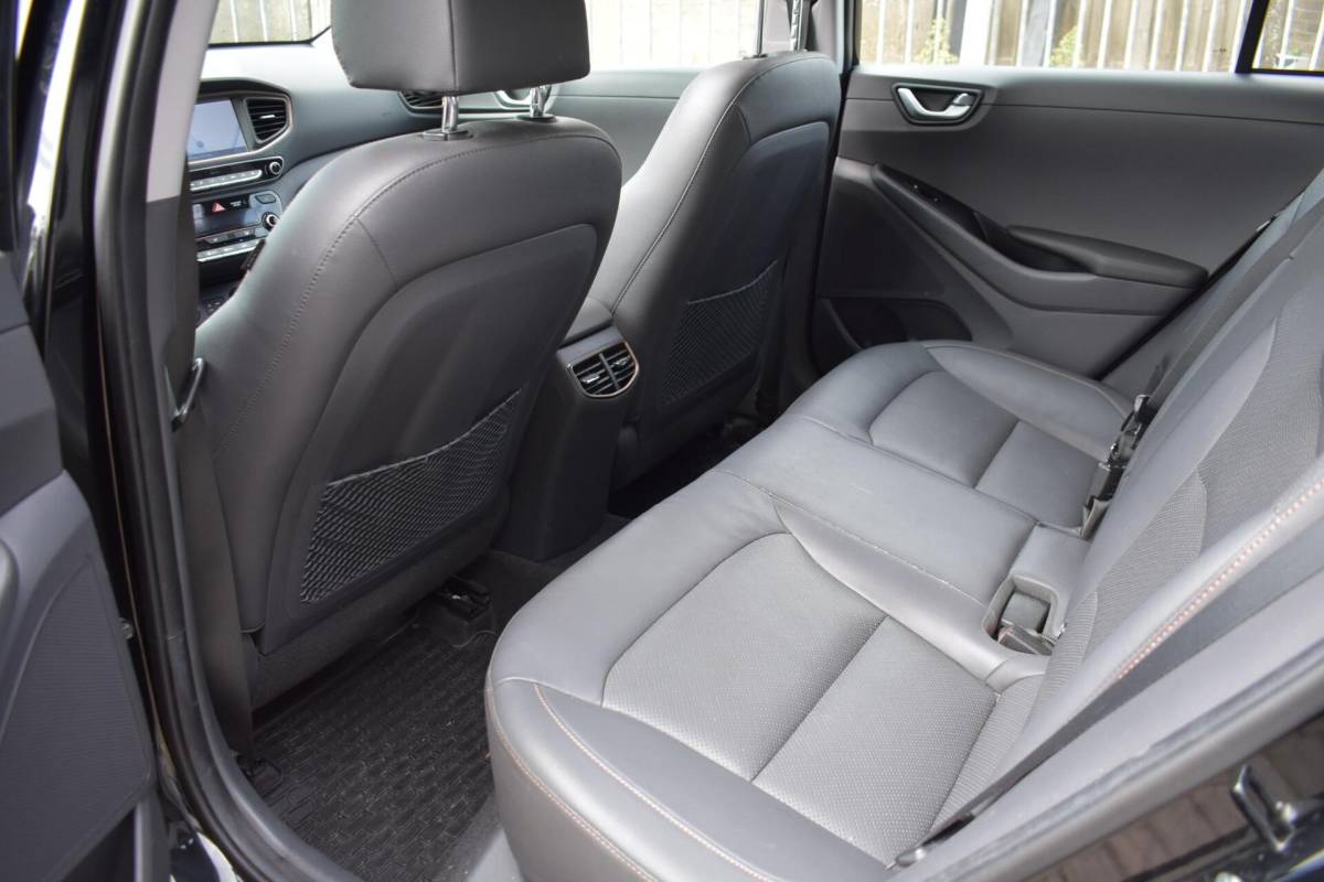 Hyundai IONIQ Hyundai IONIQ Premium EV | 100% SoH | Schuifdak | Leder | Memory | Infinity |