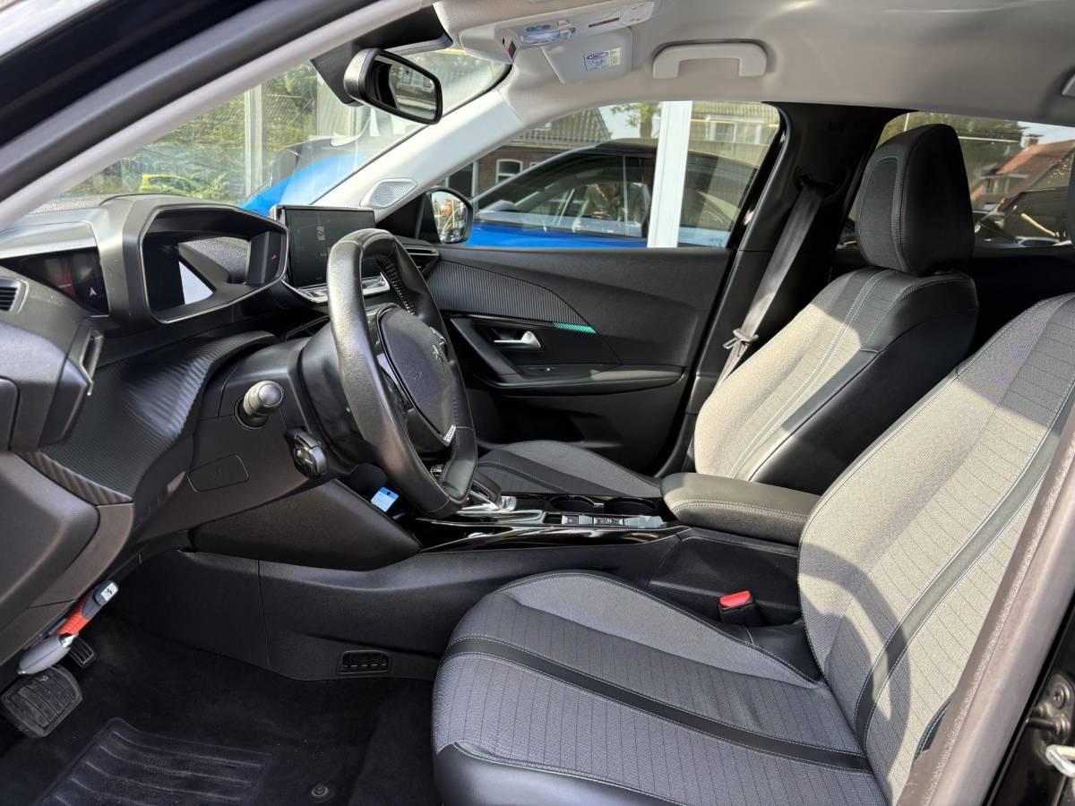 Peugeot e-2008 Peugeot e-2008 EV Blue Lease Allure 50 kWh | 97% SoH |Achteruitrijcamera | Navigatie | Trekhaak voor fietsendrager | Navigatie | Cruise Control