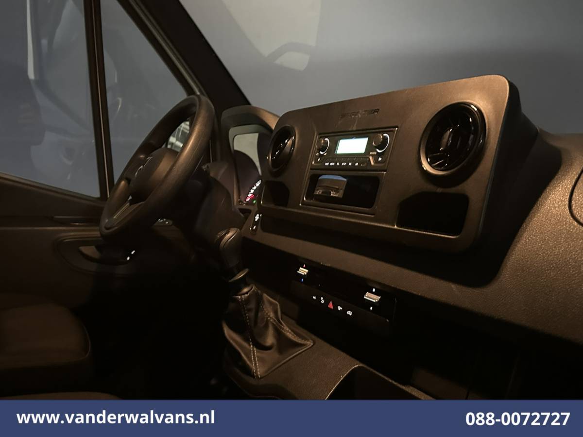 Mercedes-Benz Sprinter Mercedes-Benz Sprinter 211 CDI 115pk L2H2 Euro6 Airco | Camera | Trekhaak Bijrijdersbank