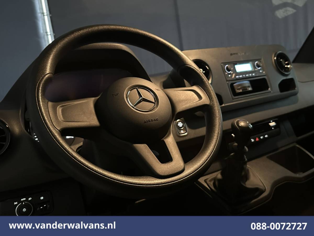 Mercedes-Benz Sprinter Mercedes-Benz Sprinter 211 CDI 115pk L2H2 Euro6 Airco | Camera | Trekhaak Bijrijdersbank
