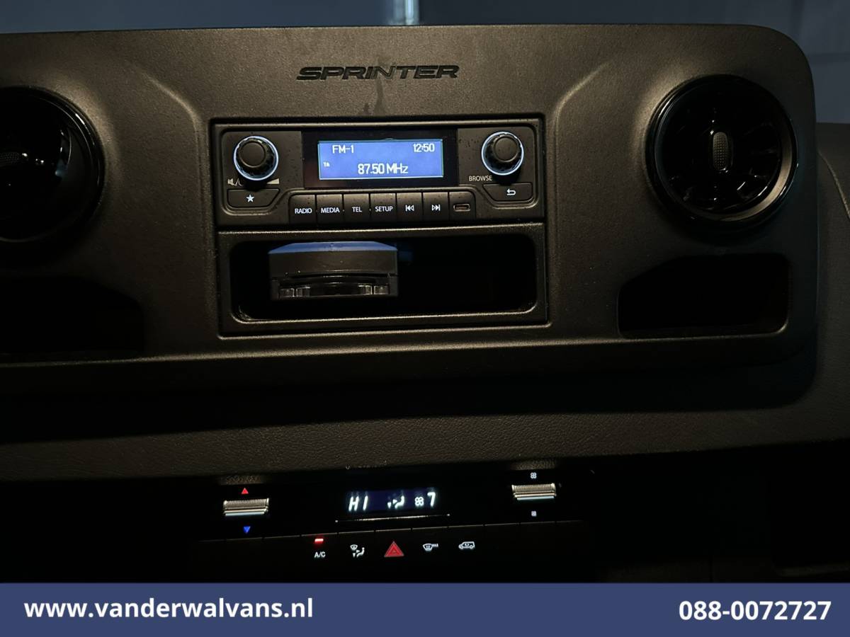 Mercedes-Benz Sprinter Mercedes-Benz Sprinter 211 CDI 115pk L2H2 Euro6 Airco | Camera | Trekhaak Bijrijdersbank