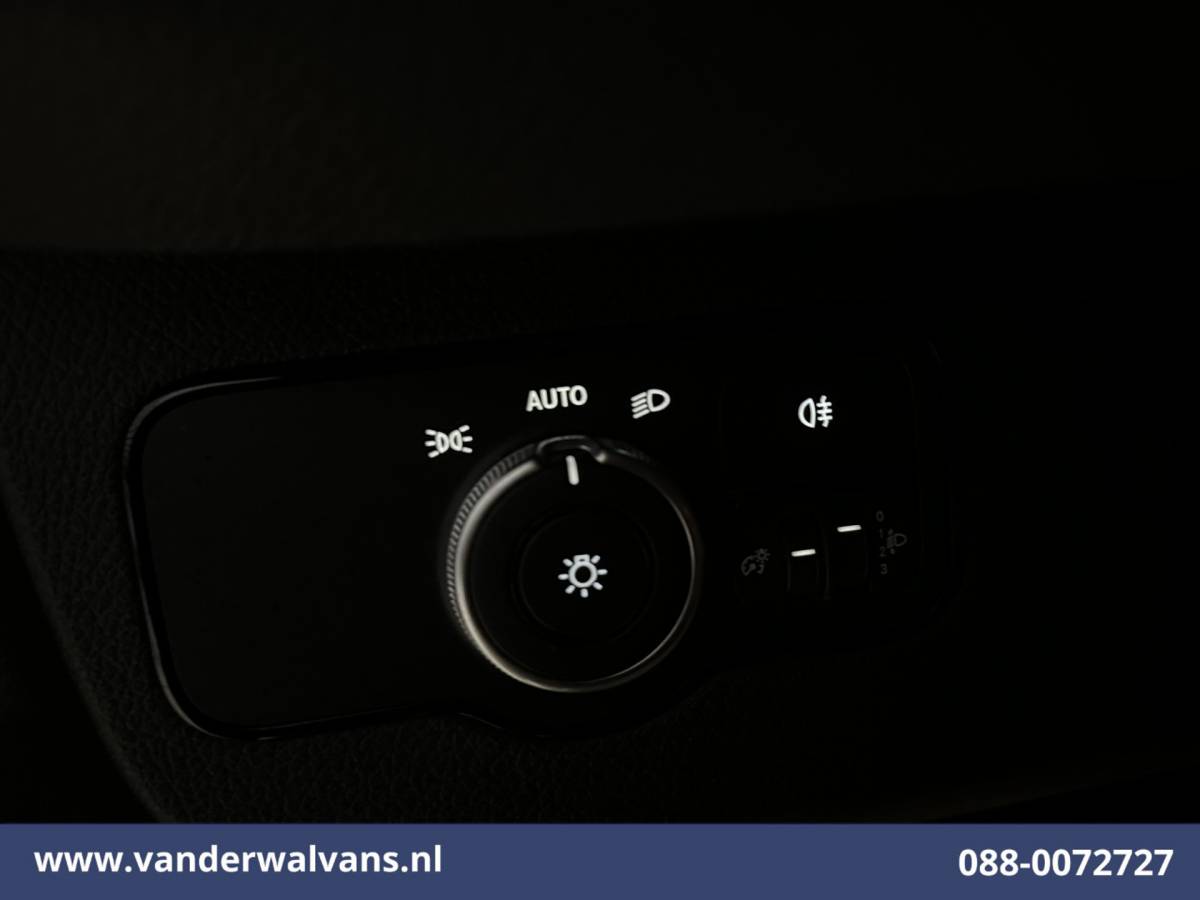 Mercedes-Benz Sprinter Mercedes-Benz Sprinter 211 CDI 115pk L2H2 Euro6 Airco | Camera | Trekhaak Bijrijdersbank