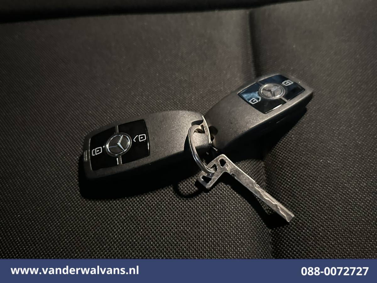 Mercedes-Benz Sprinter Mercedes-Benz Sprinter 211 CDI 115pk L2H2 Euro6 Airco | Camera | Trekhaak Bijrijdersbank