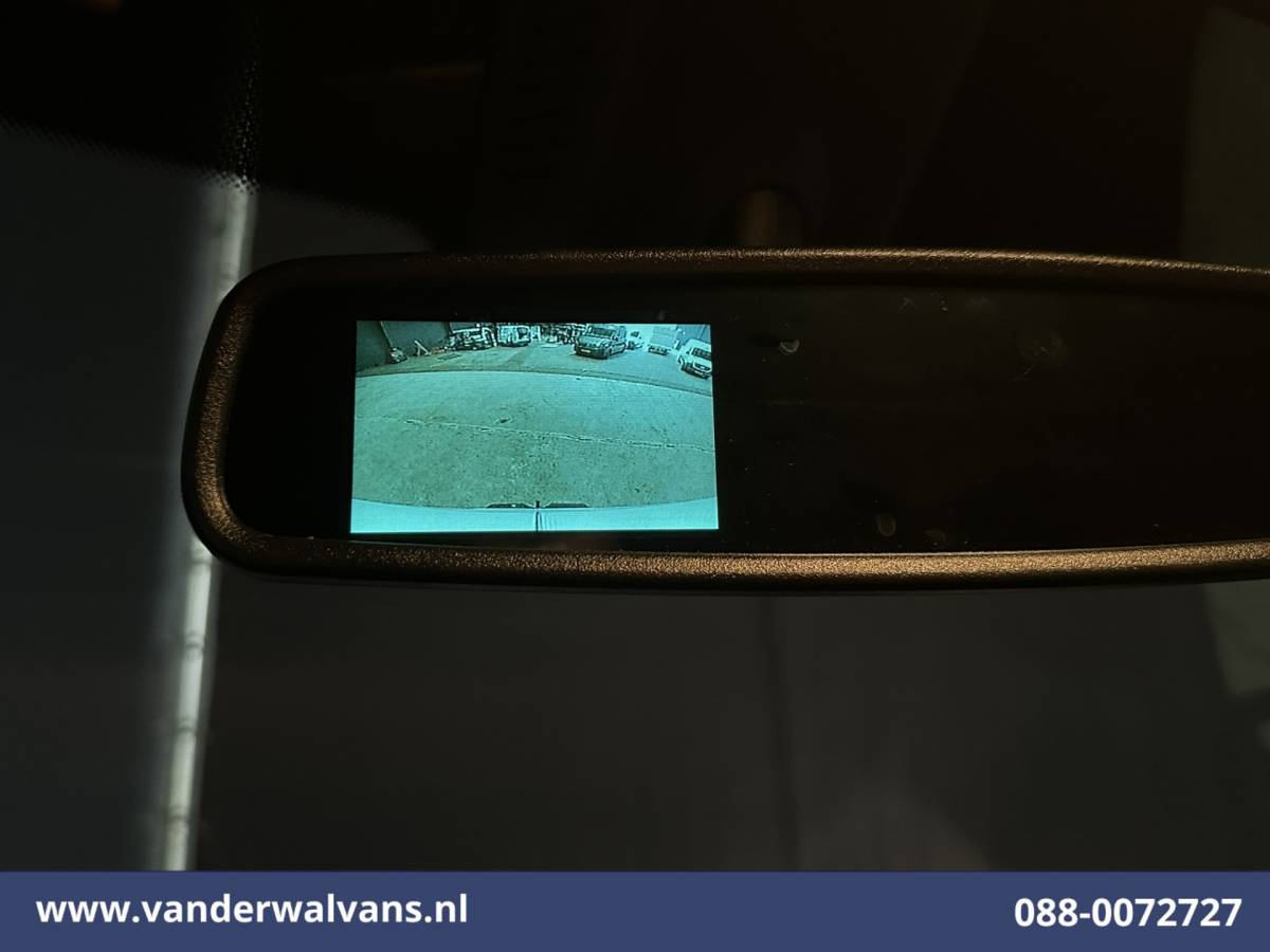 Mercedes-Benz Sprinter Mercedes-Benz Sprinter 211 CDI 115pk L2H2 Euro6 Airco | Camera | Trekhaak Bijrijdersbank