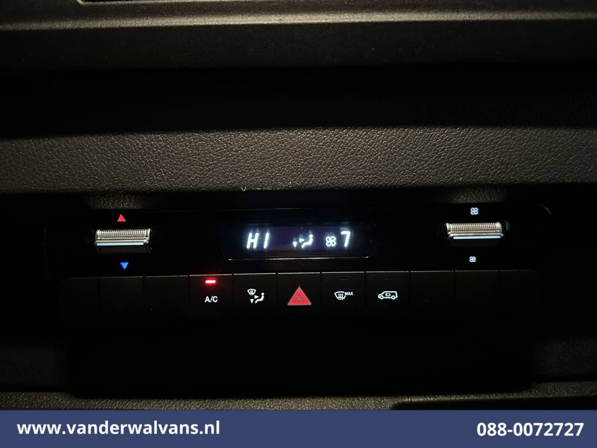 Mercedes-Benz Sprinter Mercedes-Benz Sprinter 211 CDI 115pk L2H2 Euro6 Airco | Camera | Trekhaak Bijrijdersbank