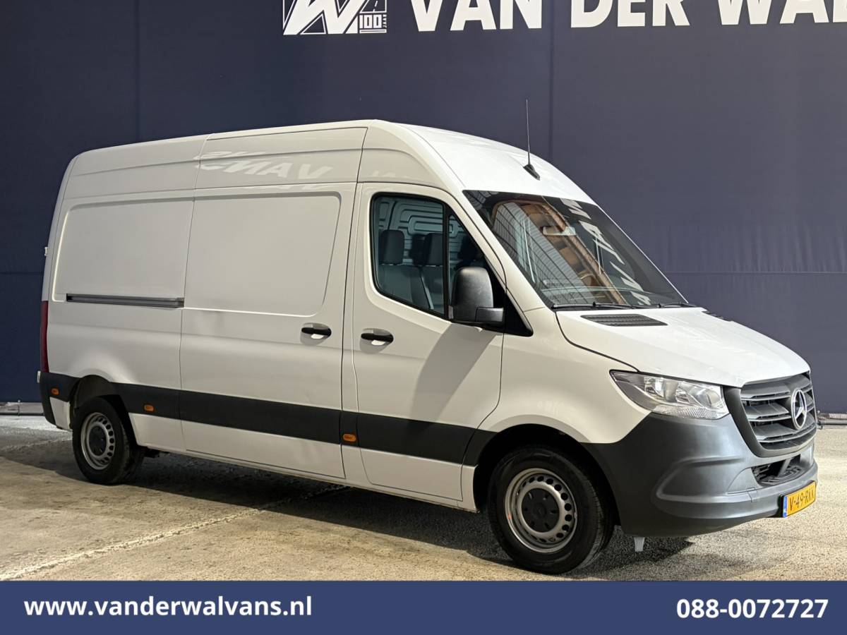 Mercedes-Benz Sprinter Mercedes-Benz Sprinter 211 CDI 115pk L2H2 Euro6 Airco | Camera | Trekhaak Bijrijdersbank