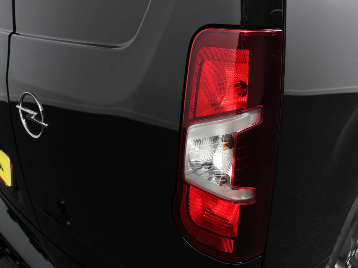 Opel Combo Opel Combo 1.5 BlueHDi 130pk L2 Automaat Apple Carplay / Android Auto Navigatie Trekhaak Airco Camera Cruise Control Parkeersensoren