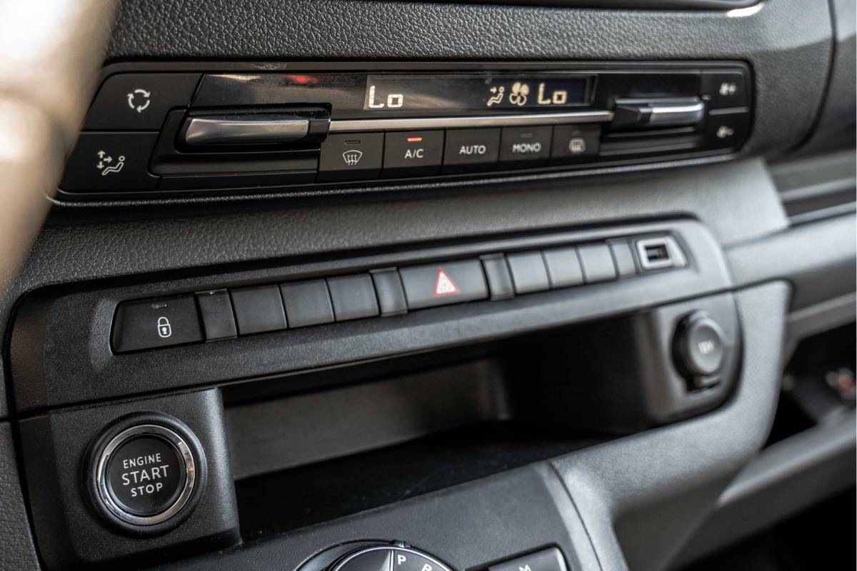 Peugeot Expert Peugeot Expert 2.0 BlueHDi 120 | Automaat | 6-Zits | 360° Camera | Carplay | Head up | PDC | Navi | Climatronic | Trekhaak
