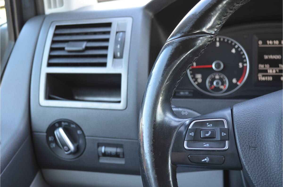 Volkswagen Transporter Volkswagen Transporter 2.0 TDI L2H1 Automaat | Highline | Trekhaak 2500KG | Navigatie | Cruise Control | Metallic | All  Season | PDC v+a | Achterdeuren |