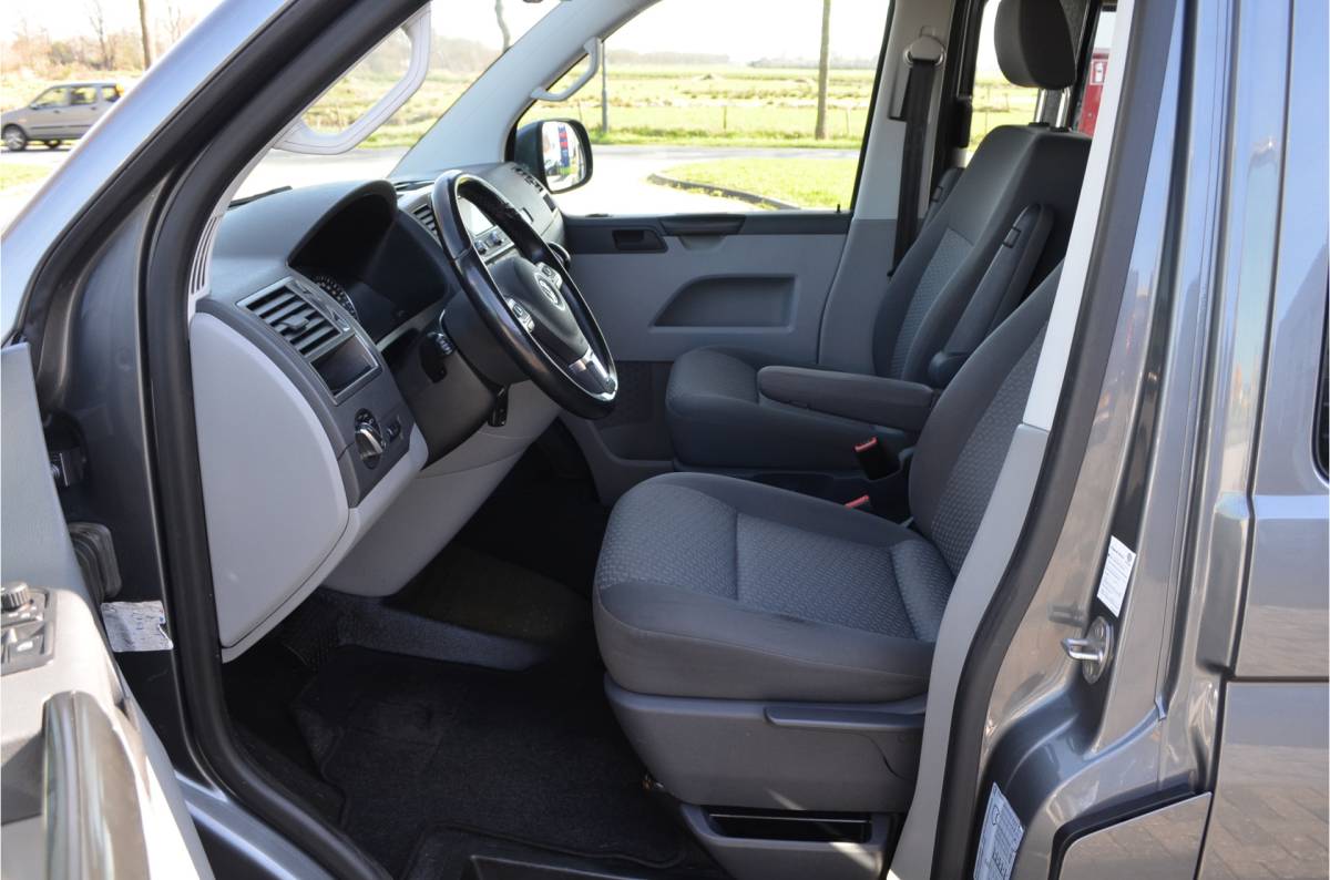 Volkswagen Transporter Volkswagen Transporter 2.0 TDI L2H1 Automaat | Highline | Trekhaak 2500KG | Navigatie | Cruise Control | Metallic | All  Season | PDC v+a | Achterdeuren |