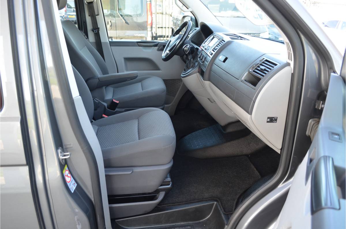 Volkswagen Transporter Volkswagen Transporter 2.0 TDI L2H1 Automaat | Highline | Trekhaak 2500KG | Navigatie | Cruise Control | Metallic | All  Season | PDC v+a | Achterdeuren |