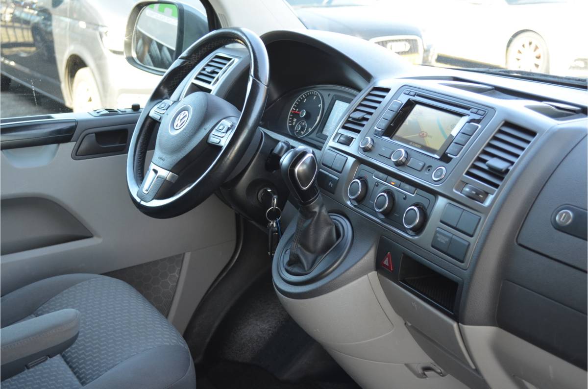 Volkswagen Transporter Volkswagen Transporter 2.0 TDI L2H1 Automaat | Highline | Trekhaak 2500KG | Navigatie | Cruise Control | Metallic | All  Season | PDC v+a | Achterdeuren |