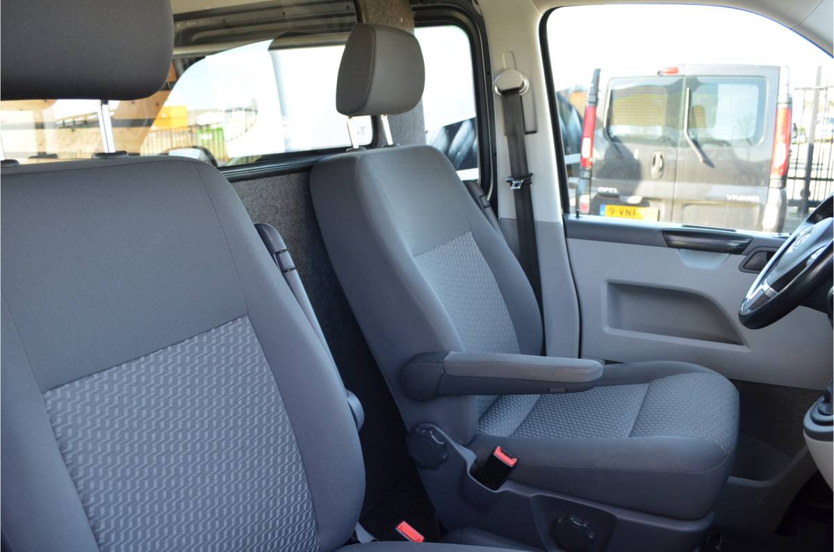 Volkswagen Transporter Volkswagen Transporter 2.0 TDI L2H1 Automaat | Highline | Trekhaak 2500KG | Navigatie | Cruise Control | Metallic | All  Season | PDC v+a | Achterdeuren |