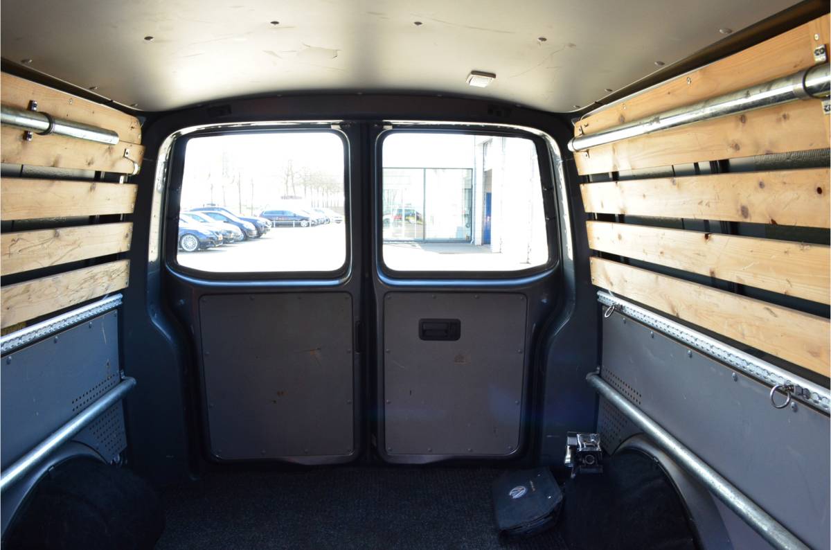 Volkswagen Transporter Volkswagen Transporter 2.0 TDI L2H1 Automaat | Highline | Trekhaak 2500KG | Navigatie | Cruise Control | Metallic | All  Season | PDC v+a | Achterdeuren |