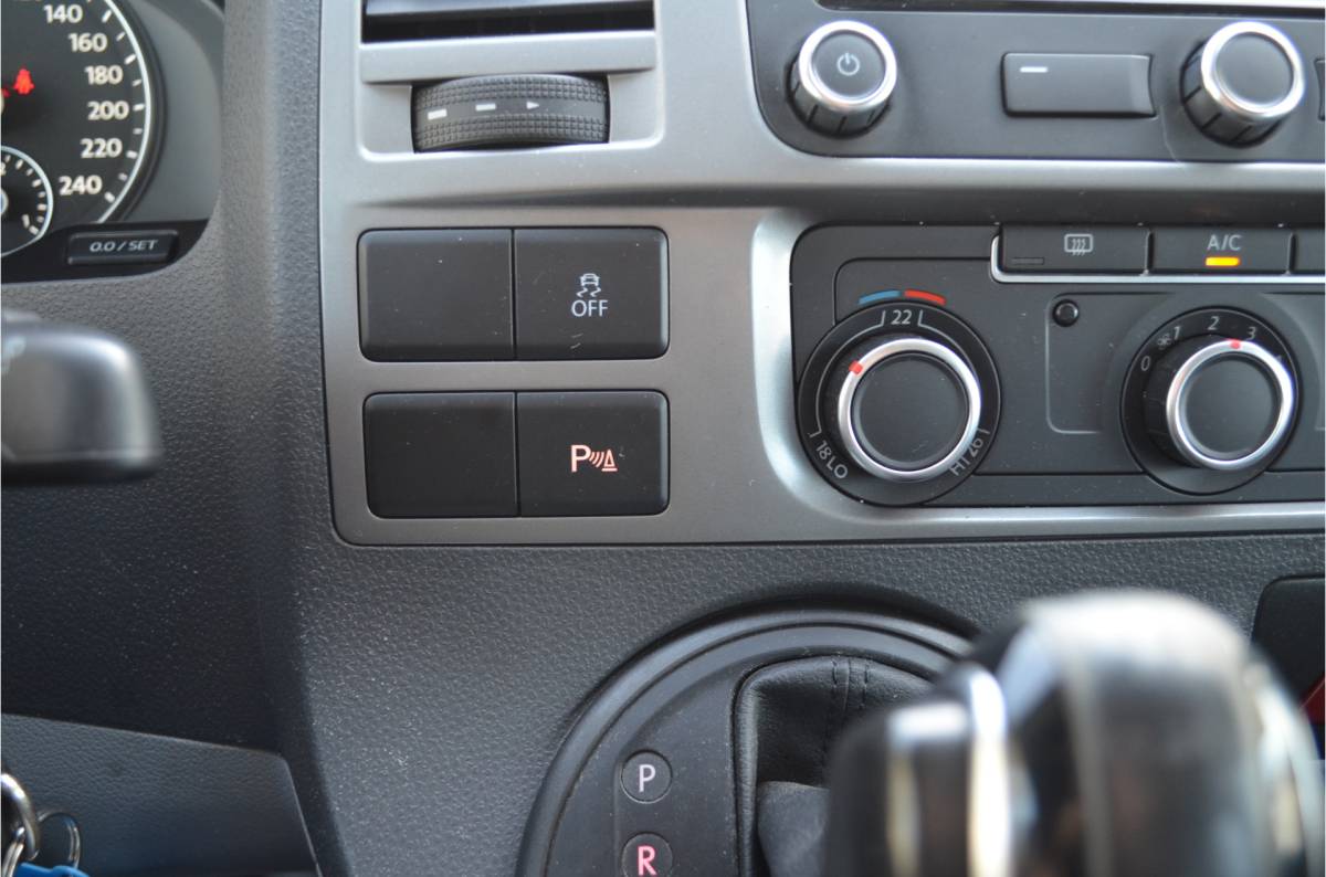 Volkswagen Transporter Volkswagen Transporter 2.0 TDI L2H1 Automaat | Highline | Trekhaak 2500KG | Navigatie | Cruise Control | Metallic | All  Season | PDC v+a | Achterdeuren |