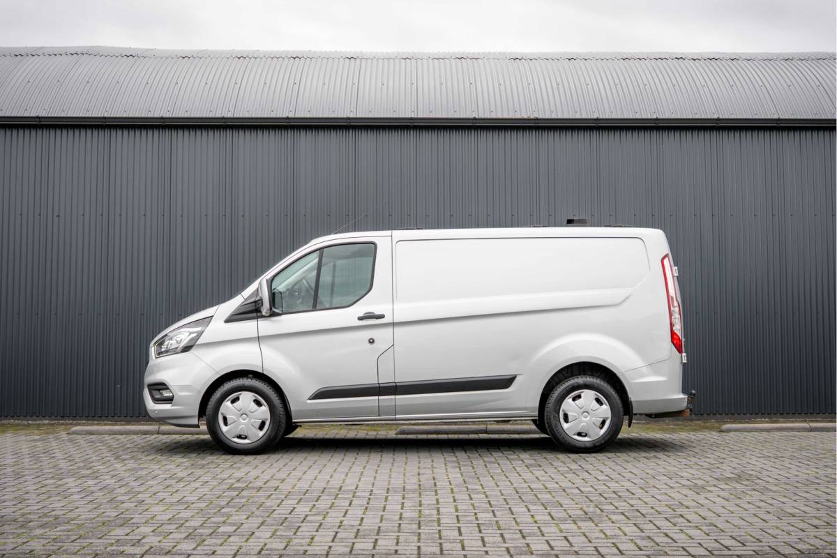 Ford Transit Custom Ford Transit Custom 2.0 EcoBlue L1H1 | Automaat | 3-Zits | Camera | Carplay | Cruise | PDC | Airco | Trekhaak