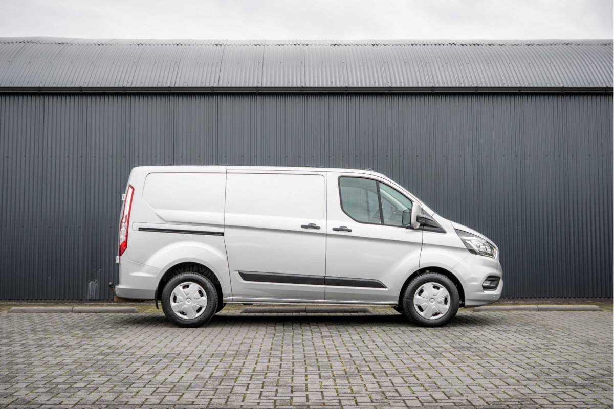 Ford Transit Custom Ford Transit Custom 2.0 EcoBlue L1H1 | Automaat | 3-Zits | Camera | Carplay | Cruise | PDC | Airco | Trekhaak