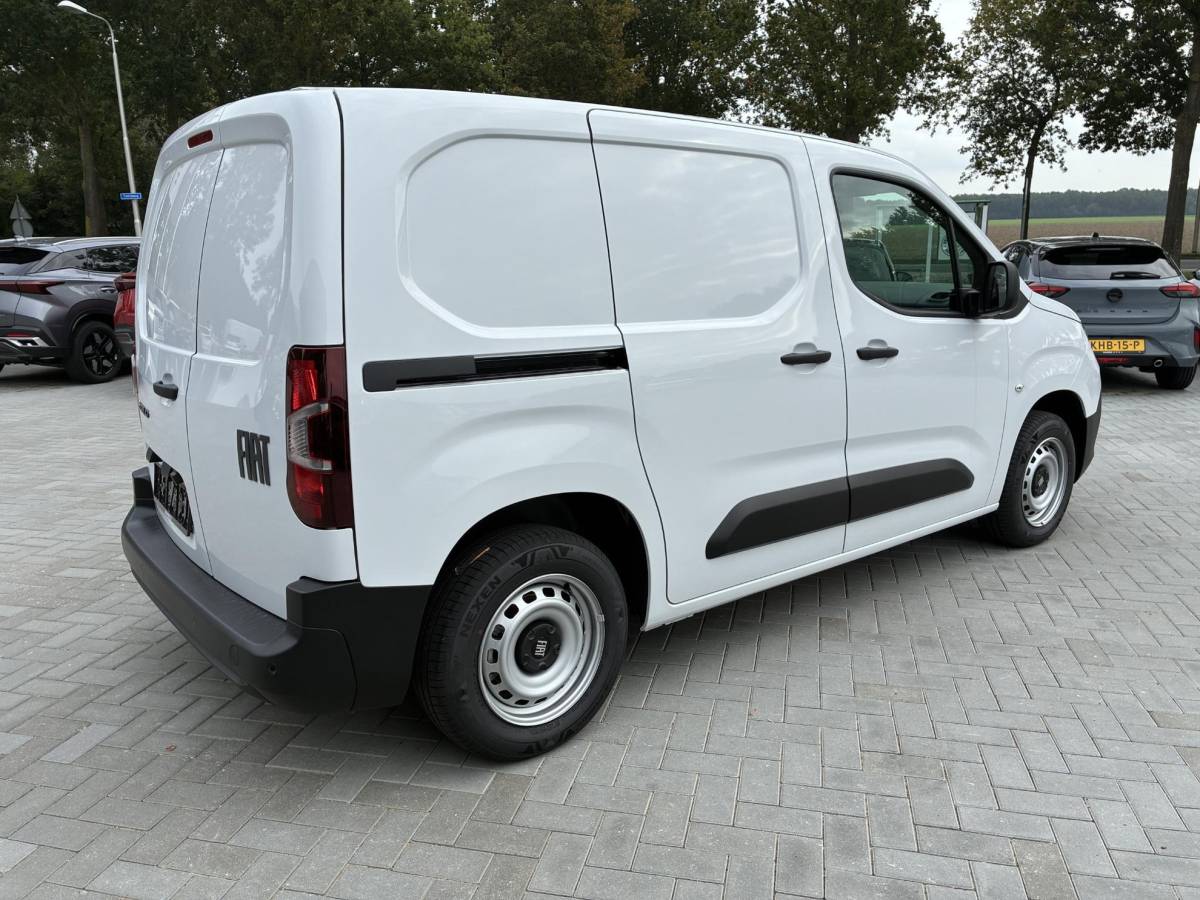 Fiat Doblò Fiat Doblò 1.5D 100pk L1 650kg | NIEUW Direct Leverbaar | Airconditioning | Cruise control | Camera | Laadruimte Betimmering | Navigatie via Apple Carplay/Android Auto