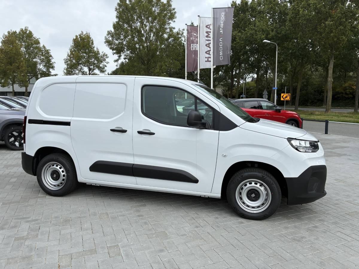 Fiat Doblò Fiat Doblò 1.5D 100pk L1 650kg | NIEUW Direct Leverbaar | Airconditioning | Cruise control | Camera | Laadruimte Betimmering | Navigatie via Apple Carplay/Android Auto