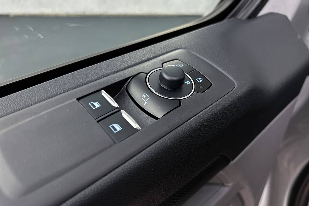 Ford E-Transit Custom Ford E-transit Custom 340 L2 Limited 71 kWh | 360 camera | Driver assist pack plus | Bijrijdersbank