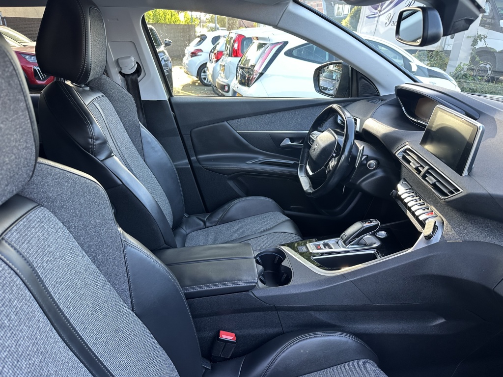 Peugeot 3008 Peugeot 3008 1.2 130 PK Allure | Dealer Onderhouden | Achteruitrijcamera |