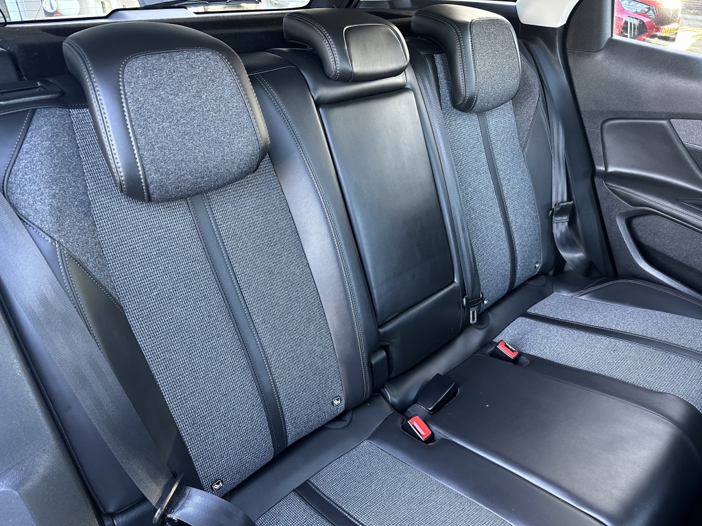 Peugeot 3008 Peugeot 3008 1.2 130 PK Allure | Dealer Onderhouden | Achteruitrijcamera |