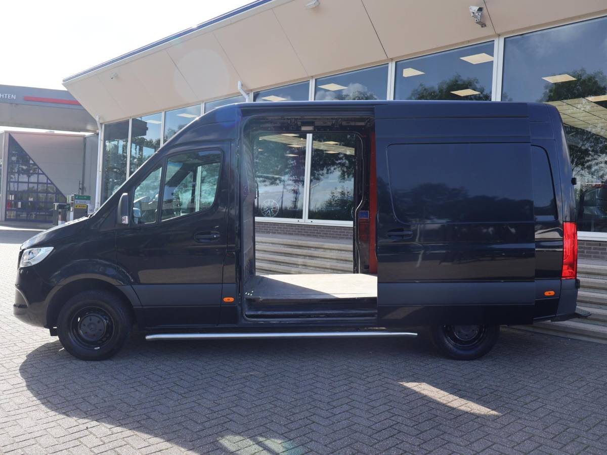 Mercedes-Benz Sprinter Mercedes-Benz Sprinter 319 3.0 CDI V6 190 PK AUT. L2H2 + 2 SCHUIFDEUREN | 3500 KG TREKHAAK | BREEDBEELD MBUX NAVIGATIE