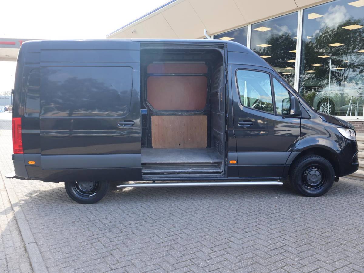 Mercedes-Benz Sprinter Mercedes-Benz Sprinter 319 3.0 CDI V6 190 PK AUT. L2H2 + 2 SCHUIFDEUREN | 3500 KG TREKHAAK | BREEDBEELD MBUX NAVIGATIE