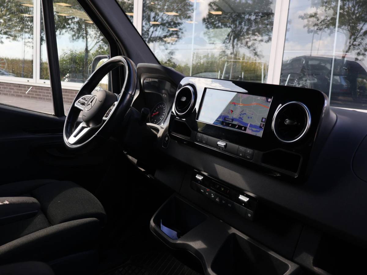 Mercedes-Benz Sprinter Mercedes-Benz Sprinter 319 3.0 CDI V6 190 PK AUT. L2H2 + 2 SCHUIFDEUREN | 3500 KG TREKHAAK | BREEDBEELD MBUX NAVIGATIE