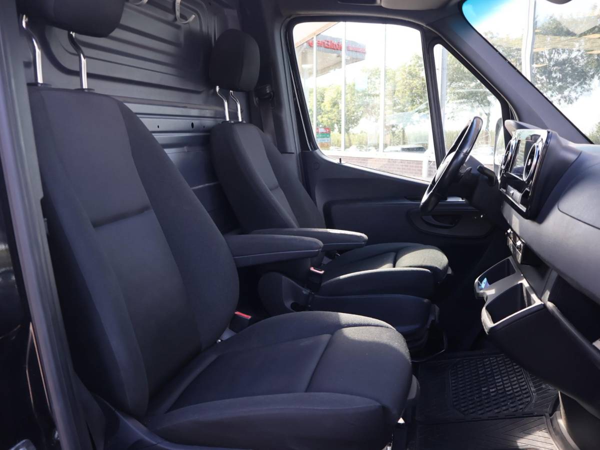 Mercedes-Benz Sprinter Mercedes-Benz Sprinter 319 3.0 CDI V6 190 PK AUT. L2H2 + 2 SCHUIFDEUREN | 3500 KG TREKHAAK | BREEDBEELD MBUX NAVIGATIE