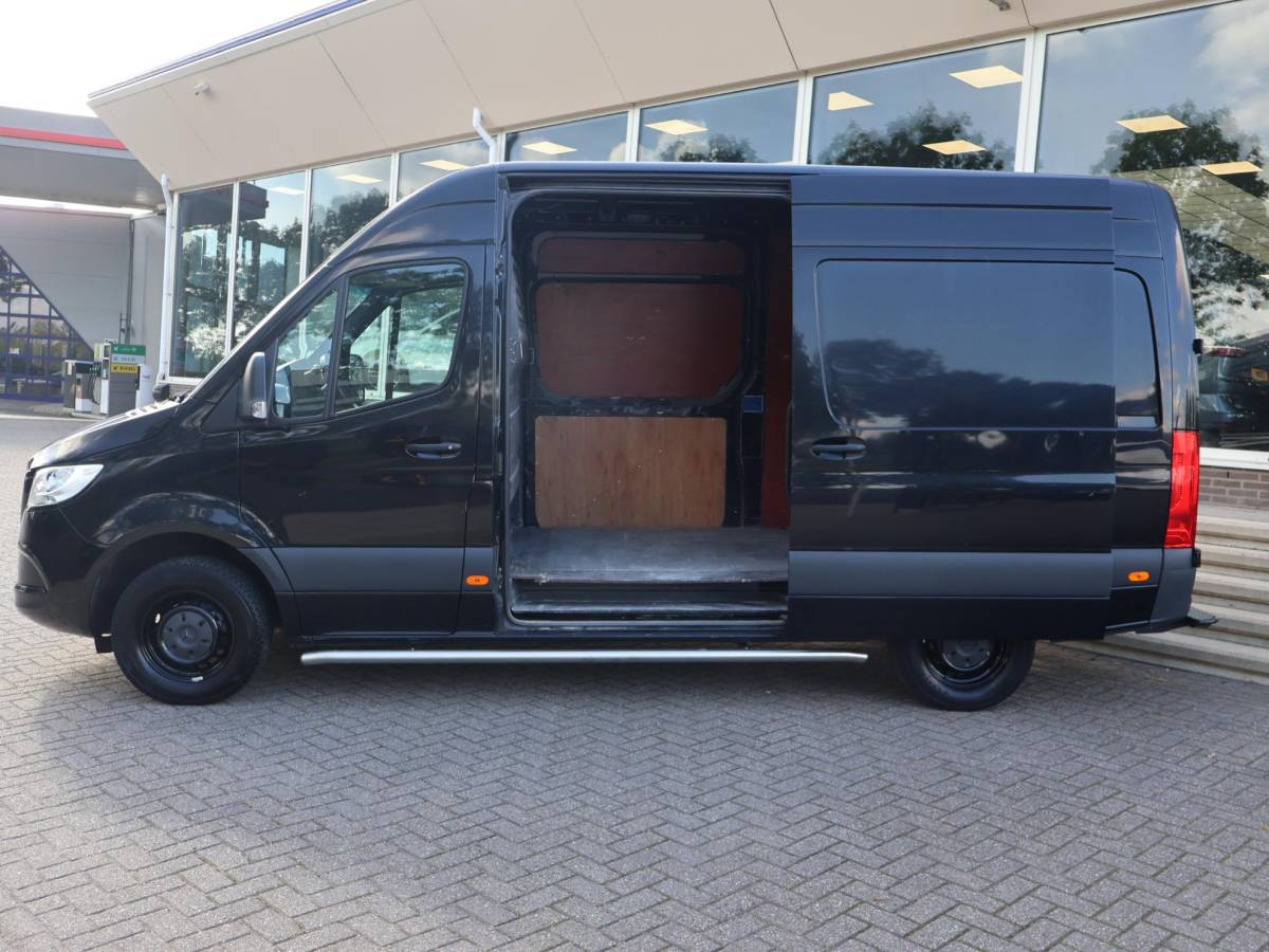 Mercedes-Benz Sprinter Mercedes-Benz Sprinter 319 3.0 CDI V6 190 PK AUT. L2H2 + 2 SCHUIFDEUREN | 3500 KG TREKHAAK | BREEDBEELD MBUX NAVIGATIE