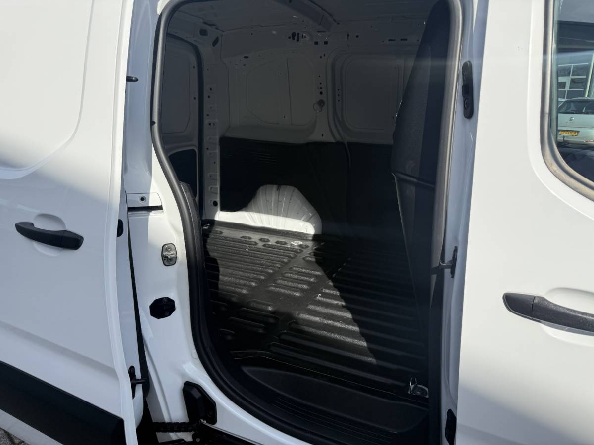 Opel Combo Opel Combo 1.5D L1H1 Edition Navigatie, Camera, Climate contr, LMV, etc..!!