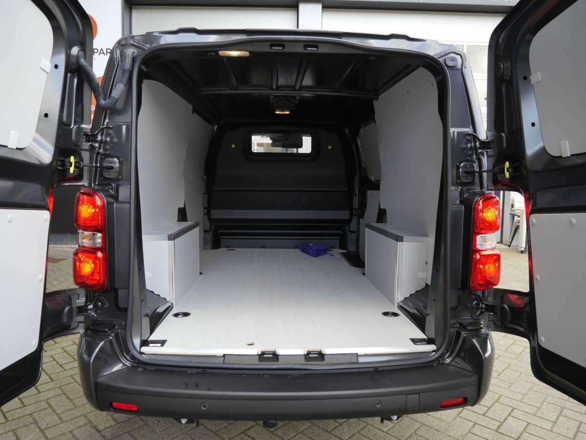 Peugeot Expert Peugeot Expert 2.0 BlueHDi 145 L3 | Nieuwe auto | Full led | Bumpers in kleur | Lichtmetalen velgen | Afneembare trekhaak | Navigatie | Achteruitrijcamera | Adaptive cruisecontrol | Laadruimte pakket | Keyless entry en start | Stoel en stuurverwarming