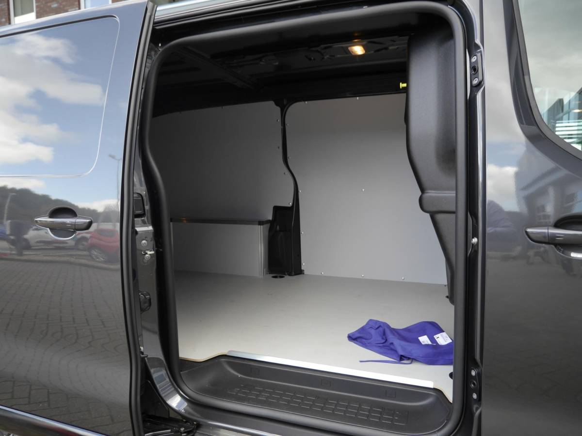 Peugeot Expert Peugeot Expert 2.0 BlueHDi 145 L3 | Nieuwe auto | Full led | Bumpers in kleur | Lichtmetalen velgen | Afneembare trekhaak | Navigatie | Achteruitrijcamera | Adaptive cruisecontrol | Laadruimte pakket | Keyless entry en start | Stoel en stuurverwarming