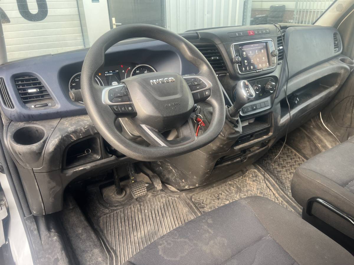 Iveco Daily Iveco Daily 35S16 2.3 | AUTOMAAT | BAKWAGEN / MEUBELBAK | LAADKLEP | TREKHAAK | CAMERA | NAVI | CRUISE CONTROL | AIRCO | DAB | BLUETOOTH