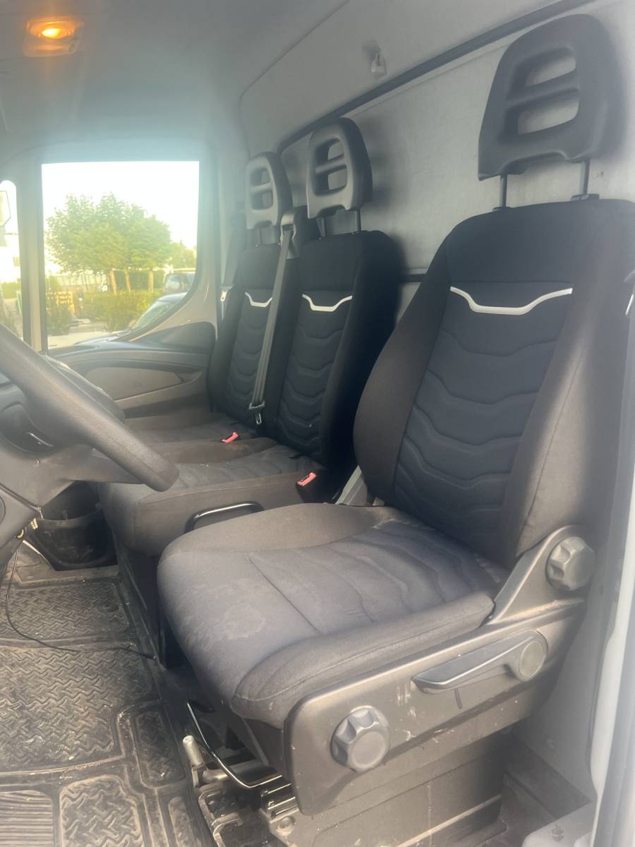 Iveco Daily Iveco Daily 35S16 2.3 | AUTOMAAT | BAKWAGEN / MEUBELBAK | LAADKLEP | TREKHAAK | CAMERA | NAVI | CRUISE CONTROL | AIRCO | DAB | BLUETOOTH