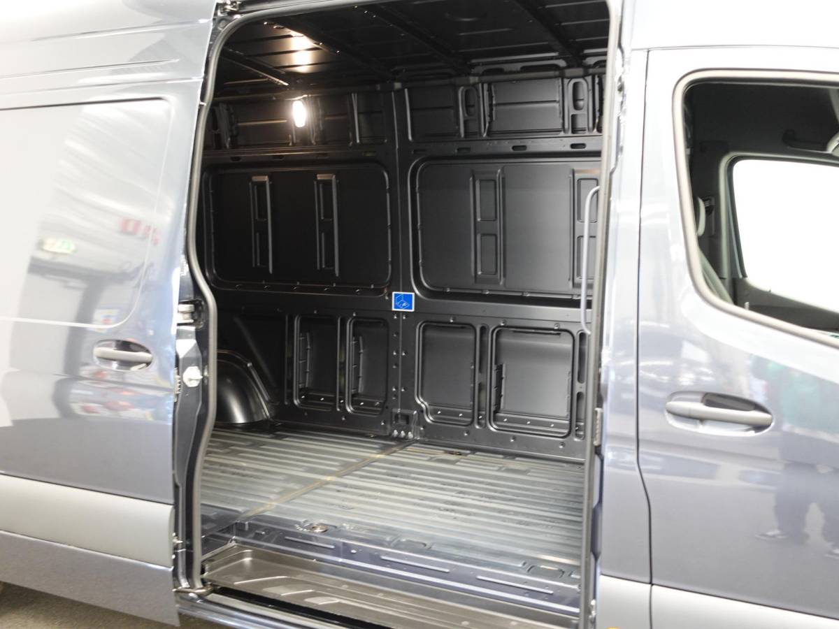 Mercedes-Benz Sprinter Mercedes-Benz Sprinter 315 L3H2 Automaat Trekhaak Airco Adaptive Cruise Control Parkeersensoren Camera Leder